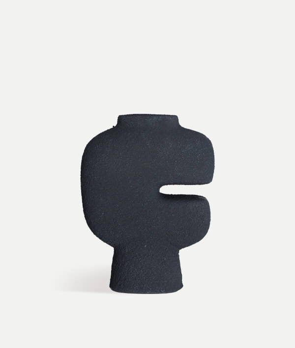 NIVEO VASE in rough black resin