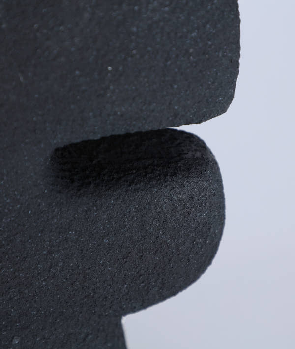NIVEO VASE in rough black resin