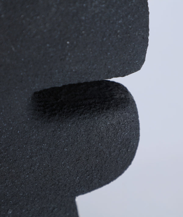 JARRÓN NIVEO en resina negra rugosa