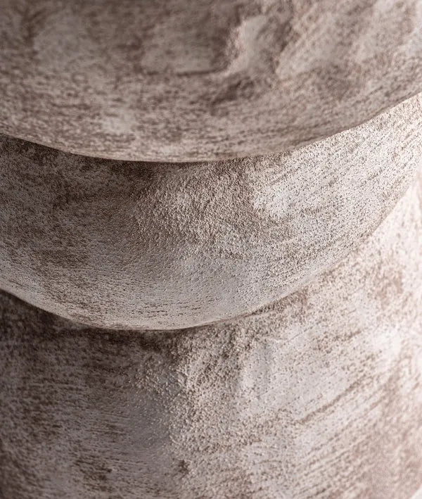 De VERT keramische vaas in beige combineert perfect de elegantie van hedendaags design