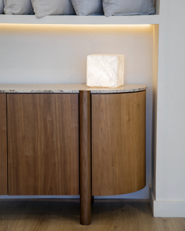 Lámpara de mesa Cube en seda natural en ambiente decorado (3)