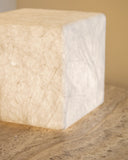 Lámpara de mesa Cube en seda natural en ambiente decorado (4)