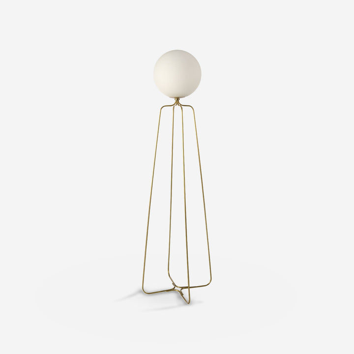 Lámpara de pie acero dorado y cristal blanco sobre fondo gris de estudio