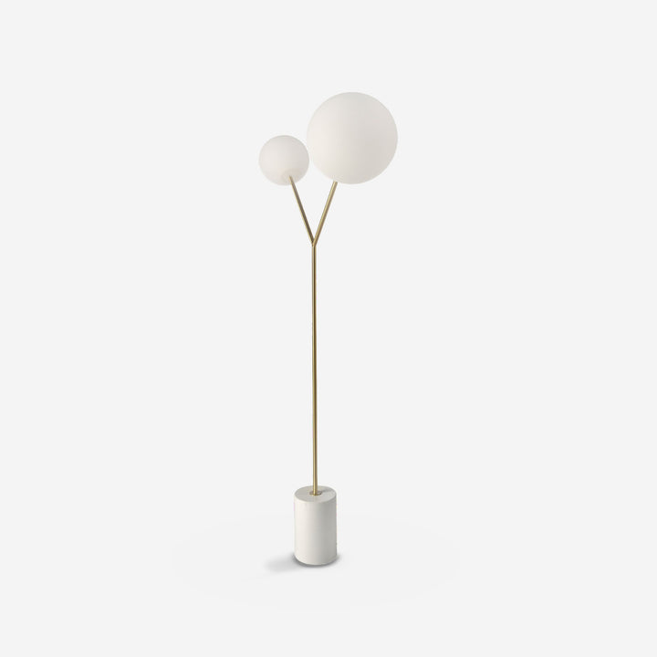 Lámpara de pie mármol blanco, acero dorado y cristal blanco sobre fondo gris de estudio