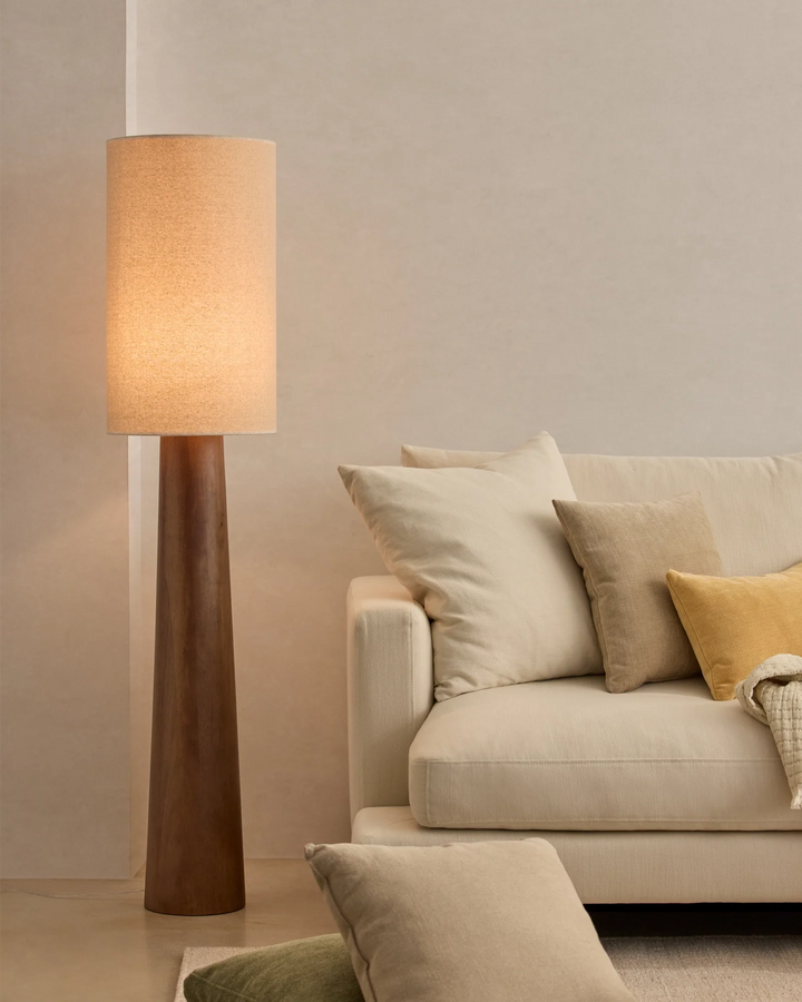 Lámpara de pie Nova en ambiente decorado (3)