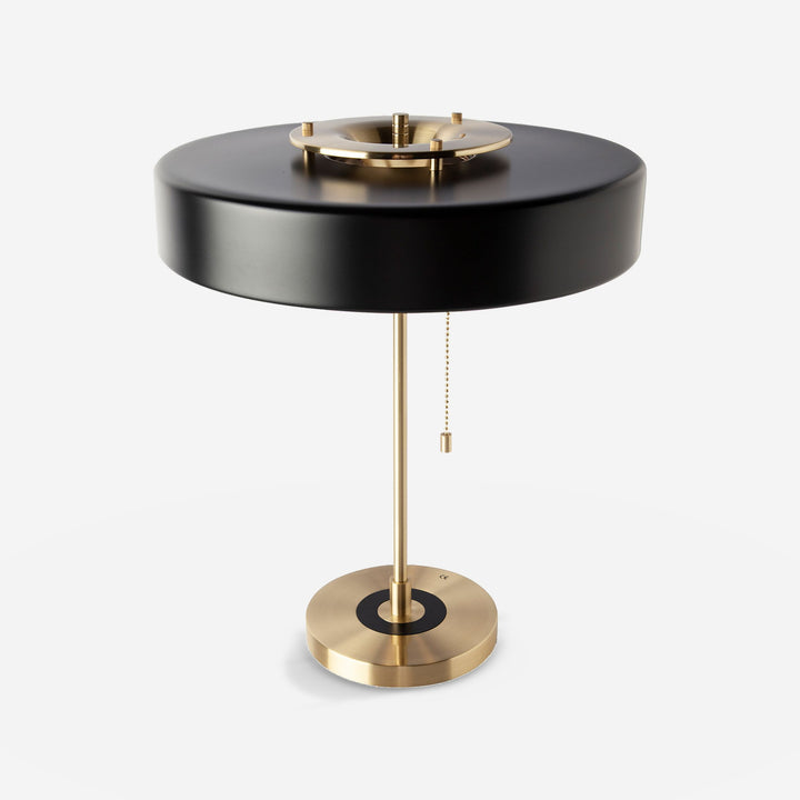 Lámpara de sobremesa aluminio dorado y aluminio negro sobre fondo gris de estudio