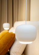 Lámpara de techo Drop blanco en ambiente decorado (5)