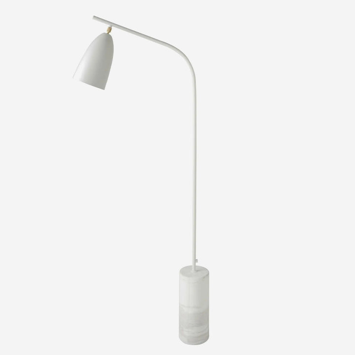Lámpara de pie de mármol y acero blanco, foto de producto sobre fondo gris de estudio