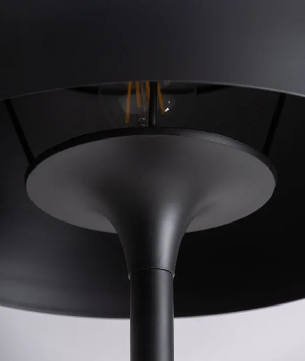 MODERNE EN GERAFFINEERDE ZWARTE VLOERLAMP