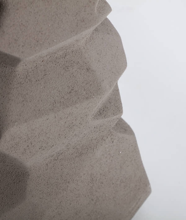 LÁMPARA DE PIE PEDRA solidez escultural y textura natural