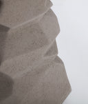 LÁMPARA DE PIE PEDRA solidez escultural y textura natural