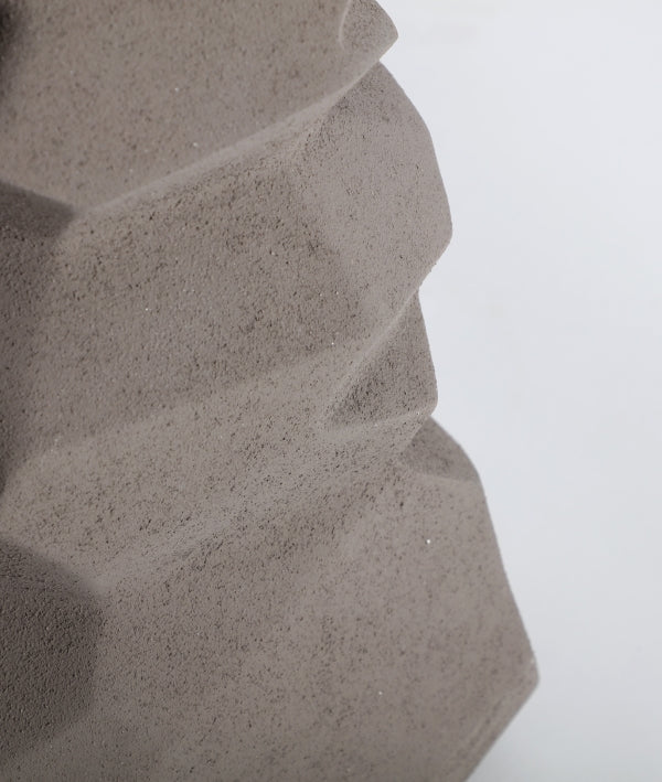 LÁMPARA DE PIE PEDRA solidez escultural y textura natural