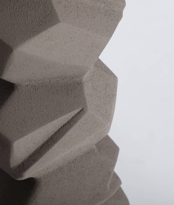 LÁMPARA DE PIE PEDRA solidez escultural y textura natural