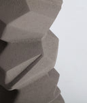 LÁMPARA DE PIE PEDRA solidez escultural y textura natural