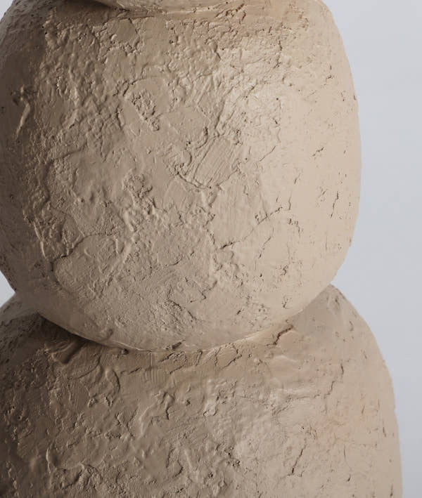 GLOBA TABLE LAMP with organic curves and warm light