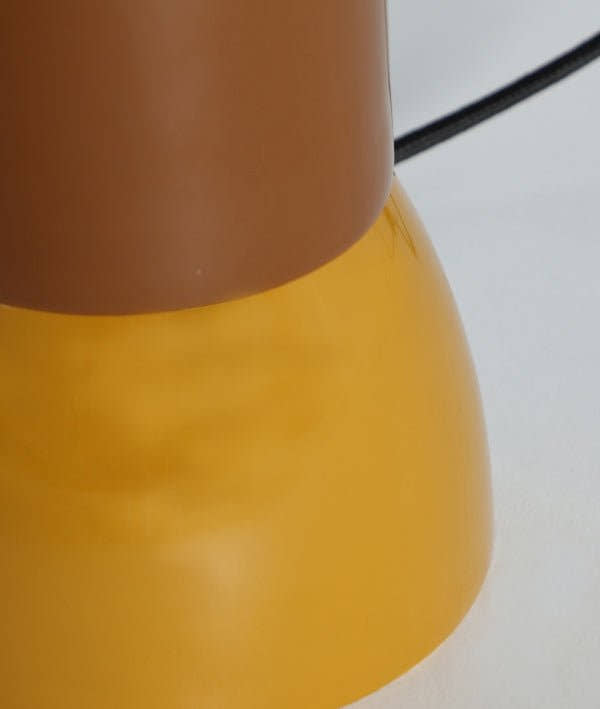 LÁMPARA DE MESA MANAROLA amarillo en hierro contraste moderno con un toque de elegancia - Lámparas de mesa - El Workshop - hierro