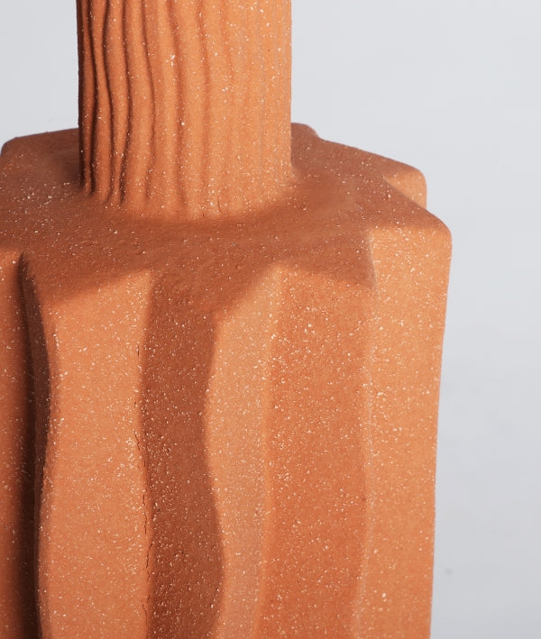 LÁMPARA DE SOBREMESA NILO en terracota y poliéster blanco