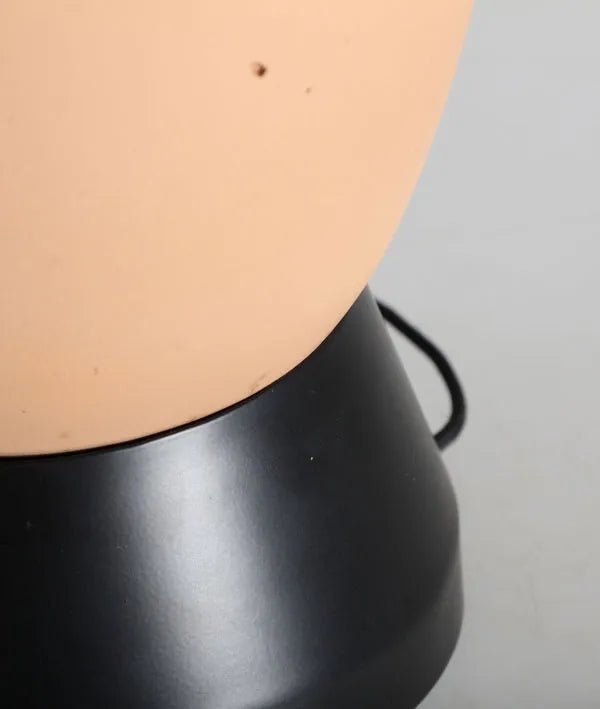 Lámpara de mesa SWAHILI de terracota negro y hierro marrón en ambiente decorado (3)