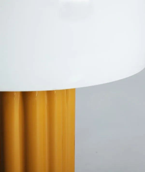 TAFELLAMP TRESA moderniteit en warmte met een levendige stijl