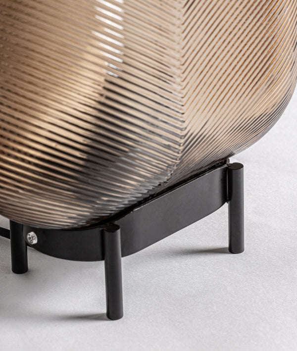 LÁMPARA DE MESA ZARIA vidrio ámbar translúcido con textura en espiga