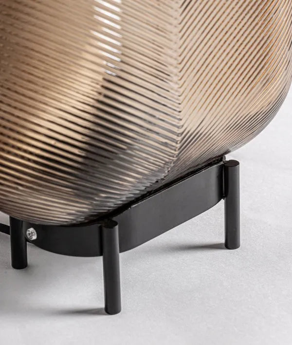 LÁMPARA DE MESA ZARIA vidrio ámbar translúcido con textura en espiga