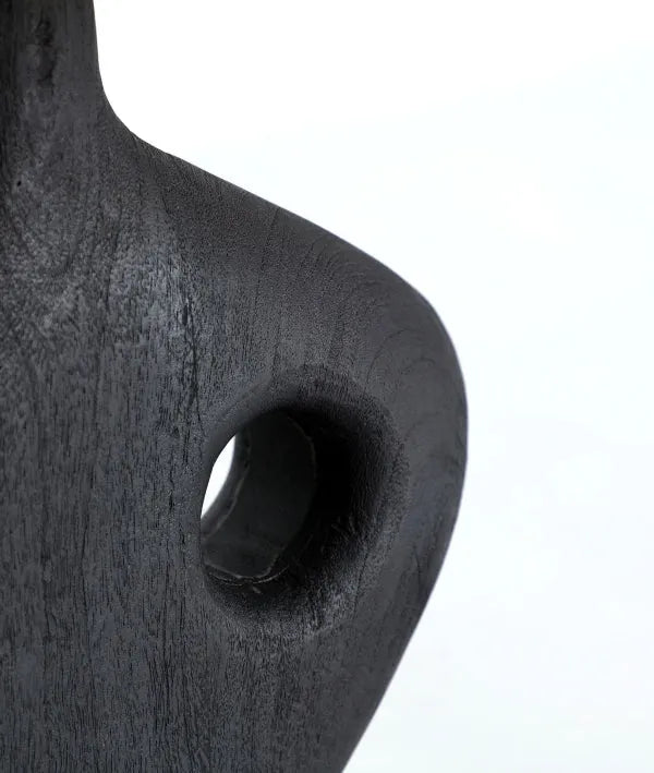 Lámpara de mesa realizado en madera con un sofisticado acabado negro mate