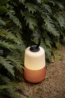lámpara portátil recargable de exterior de textil y polietileno blanco y naranja ø20 x 34 cm 12 w ip54, ambiente