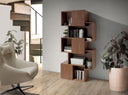 estantería vertical con módulos cúbicos de madera en diseño asimétrico y acabado tipo nogal