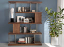librero moderno con combinación de madera natural y soportes metálicos en acabado cromo