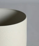 BRIEL ijzeren bloempot met gebroken witte afwerking