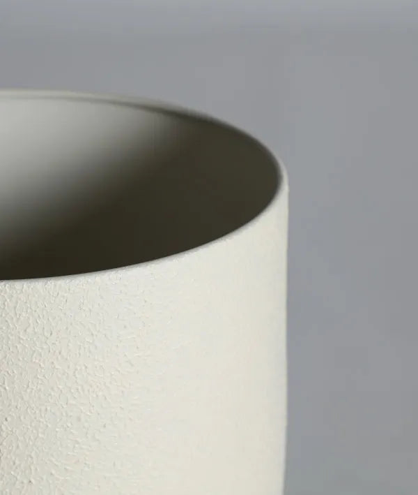 BRIEL ijzeren bloempot met gebroken witte afwerking