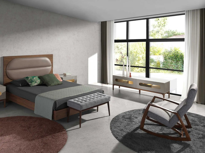 mecedora en tela gris con respaldo alto y base de madera natural con curvatura ergonómica