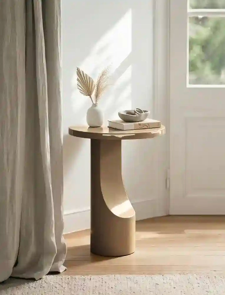 Mesa auxiliar Alia beige en microcemento en ambiente decorado