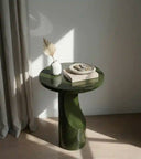 Mesa auxiliar Alia verde en microcemento en ambiente decorado