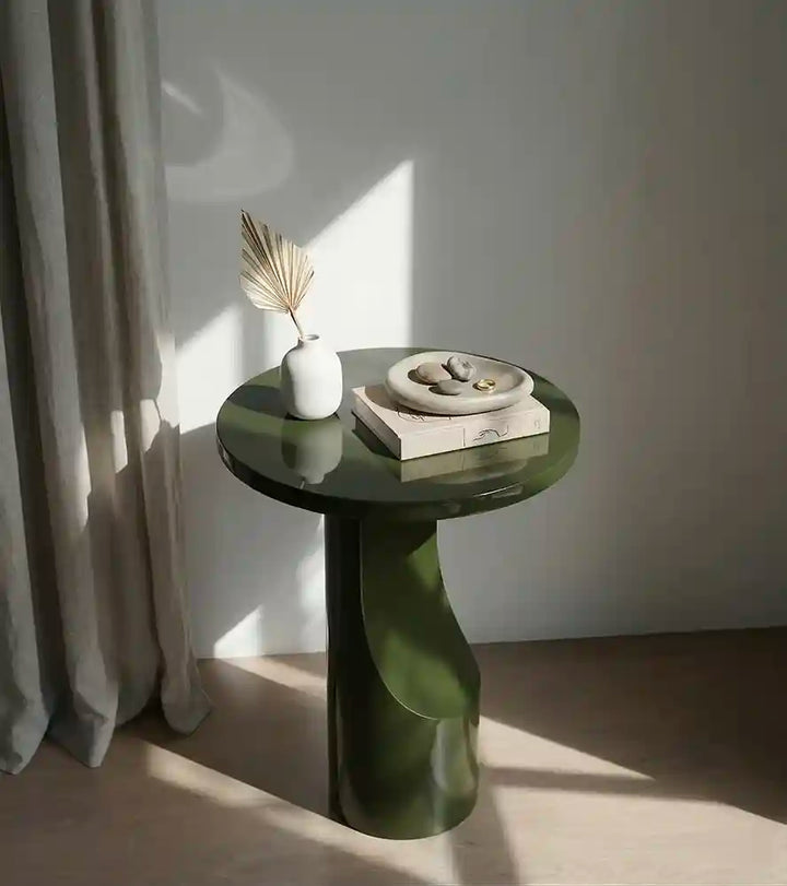 Mesa auxiliar Alia verde en microcemento en ambiente decorado