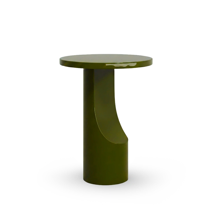 Mesa auxiliar Alia verde en microcemento en ambiente decorado (3)