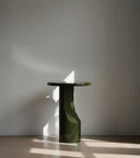 Mesa auxiliar Alia verde en microcemento en ambiente decorado (4)