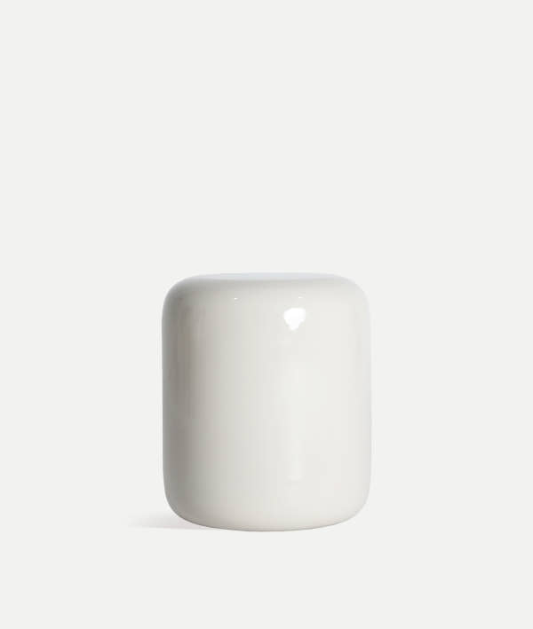 MESA AUXILIAR GREI minimalismo y frescura en blanco roto