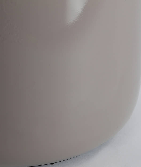 MESA AUXILIAR GREI minimalismo y frescura en blanco roto