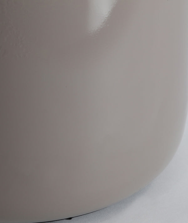 MESA AUXILIAR GREI minimalismo y frescura en blanco roto