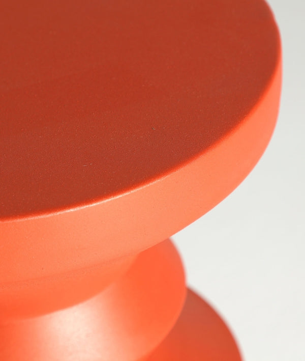 MESA AUXILIAR LAUSANA fabricada en hierro resistente en tono rojo vibrante