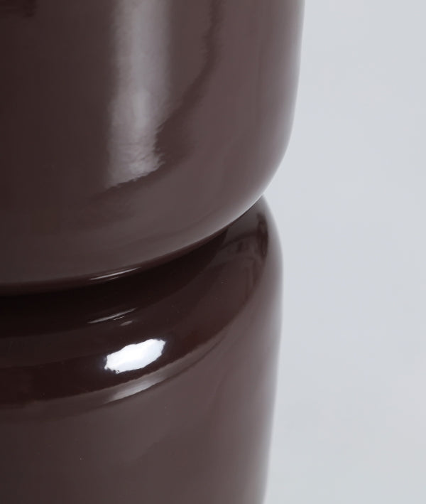 MESA AUXILIAR MOKA equilibrio escultural y calidez natural