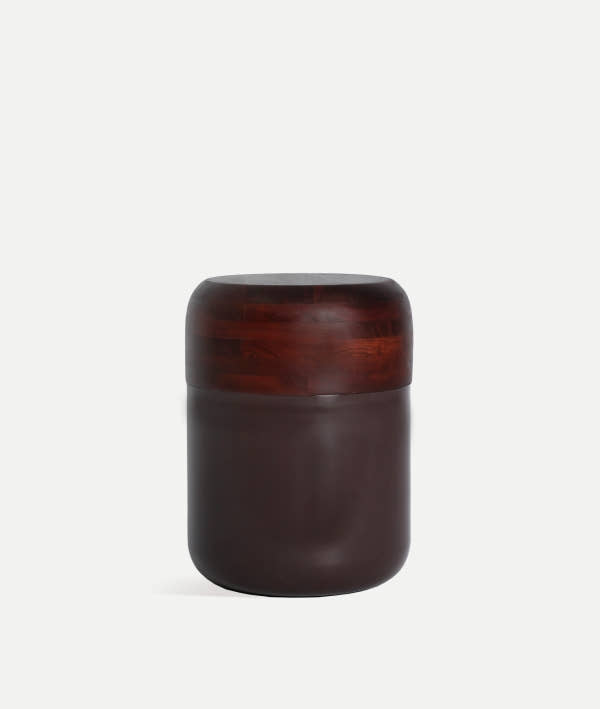 TAU SIDE TABLE: contrast of materials and compact functionality