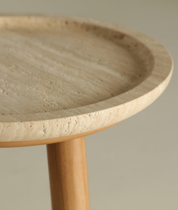 Mesa auxiliar VIDEIX de abedul en tono marrón natural.