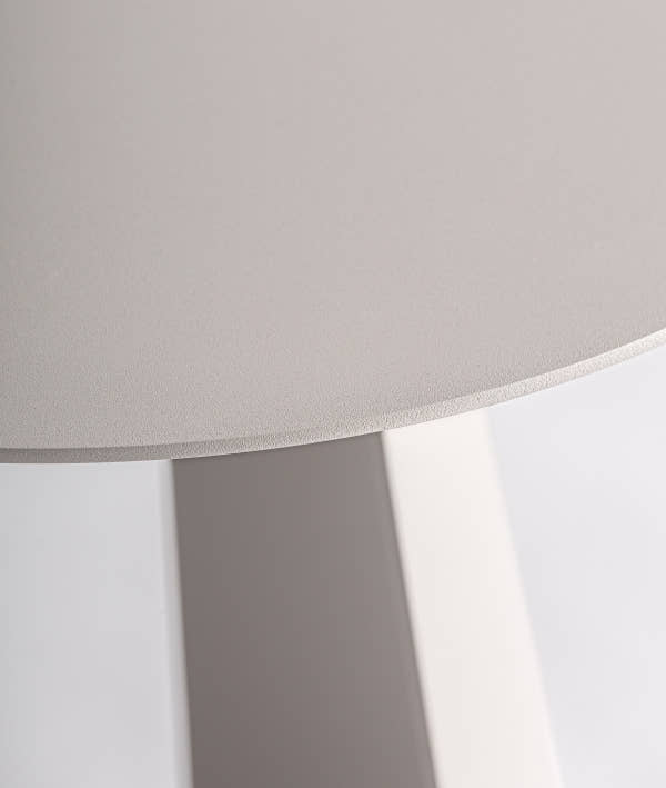 MESA AUXILIAR WENGEN elegancia discreta y funcionalidad ligera