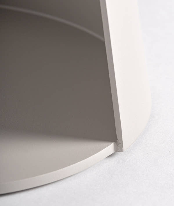 MESA AUXILIAR WENGEN elegancia discreta y funcionalidad ligera