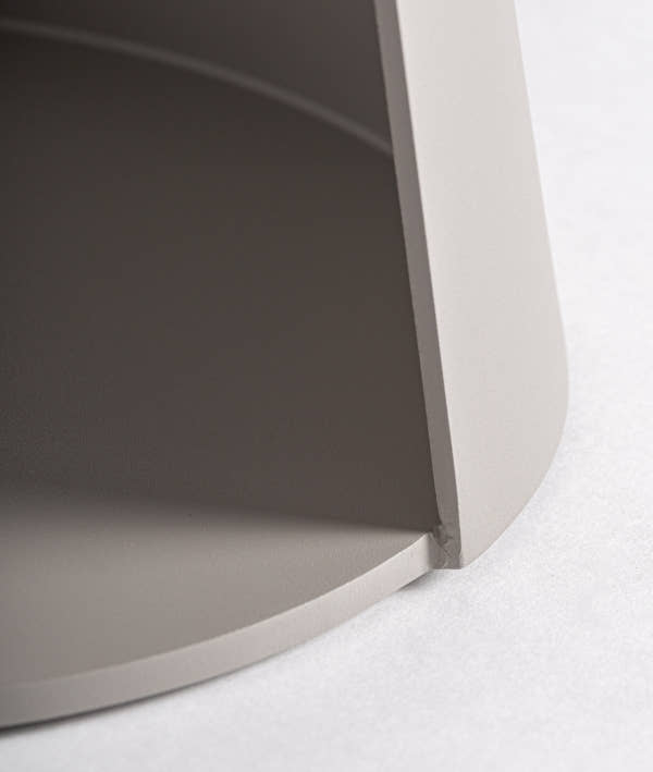 MESA AUXILIAR WENGEN diseño limpio y funcionalidad ligera