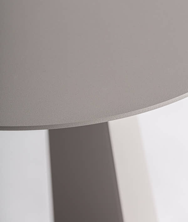 MESA AUXILIAR WENGEN diseño limpio y funcionalidad ligera