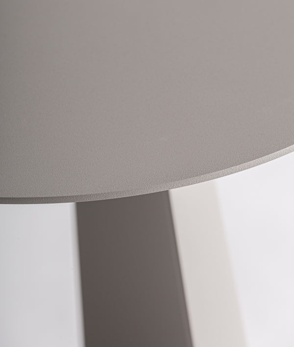 MESA AUXILIAR WENGEN diseño limpio y funcionalidad ligera