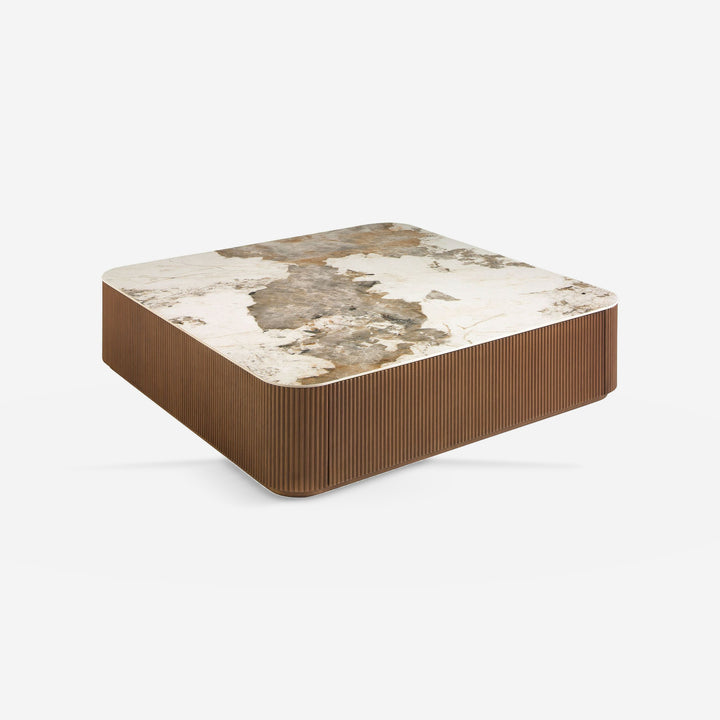 Mesa centro cuadrada mármol porcelánico y nogal sobre fondo gris de estudio